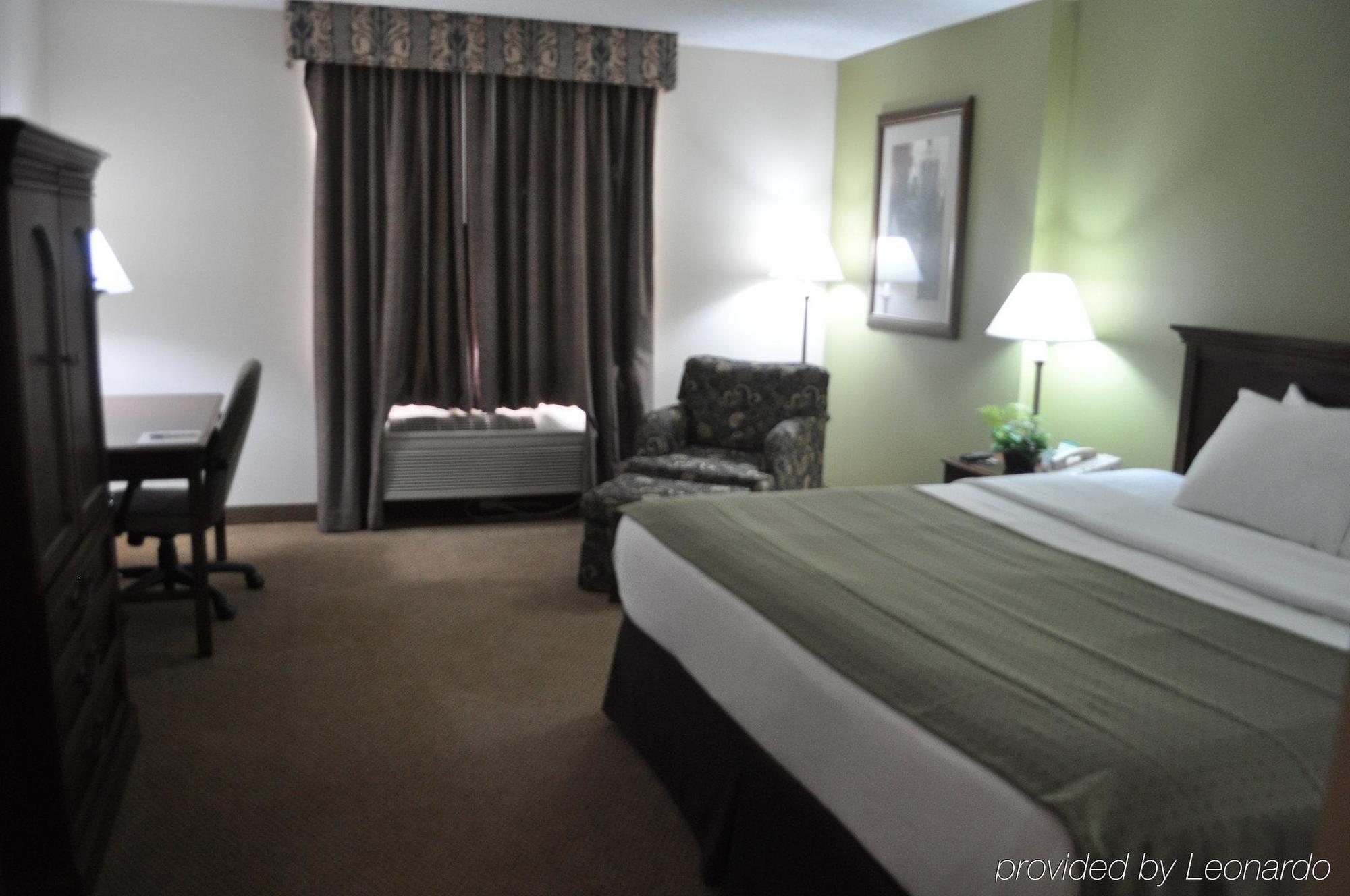Garden Plaza Hotel Saddle Brook Room photo